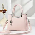 Sac à main rose pour femme en cuir grainé avec décor en U et pendentif en cœur - Rose