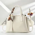 Elegante borsa a mano da donna in pelle bianco crema con foulard di seta e grande capienza - Bianco Sporco