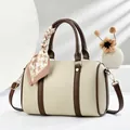 Detalle de bolso boston beige de piel lichi con pañuelo de seda en el asa - Blanco Roto