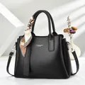 Elegante borsa a mano in pelle nera da donna con foulard floreale e tracolla regolabile - Nero
