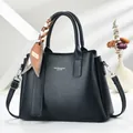 Sac à main chic en cuir noir avec poignée en foulard de soie et bandoulière réglable - Bleu