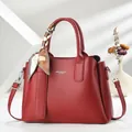 Grande borsa a mano in pelle rosso scuro con foulard floreale e dettagli argento - Rosso