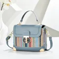 Elegante borsa a tracolla quadrata in pelle grigio-blu con lati intrecciati e dettagli oro - Blu