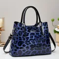Bolso tote de moda con estampado de leopardo en charol brillante azul y negro con asas - Azul