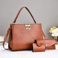Three-piece brown faux leather tote set with gold B logo, including a shoulder bag and pouch - 托特包+离合器+钱包 (土黄色) / 大号 33x12x25cm / Earthy Yellow