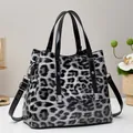 Schicke Handtasche mit Leopardenmuster aus Lackleder mit verstellbarem Umhängegurt und Silber - Schwarz