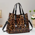 Modische Handtasche aus Lackleder mit Leopardenmuster, Henkeln und Schultergurt - Erdgelb