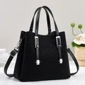 Elegante borsa tote nera intrecciata con manici in pelle e dettagli argentati - Nero