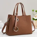 Sac fourre-tout marron à texture tressée avec anneau métallique et bandoulière réglable - Jaune Terre