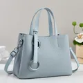 Détail du sac cabas bleu clair avec gaufrage en V et décoration anneau en métal argent - Bleu clair
