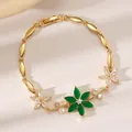 Detailaufnahme eines vergoldeten Blumenarmbands mit grünen und weißen Zirkonia-Steinen - Grüner und Klarer Blumen Gold Stil (DQ-W-2993 Stil 3) / 19cm
