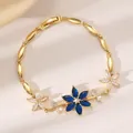 Elegantes vergoldetes Blumenarmband mit blauen Saphirsteinen und glänzenden Kristallen - Blauer und Klarer Blumen Gold Stil (DQ-W-2993 Stil 4) / 19cm