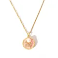 Détail d'un collier doré avec pendentif papillon en émail rose et perle blanche - Style Rond Papillon (1-DQ-W-1210)