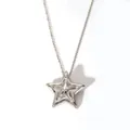 Vista de detalle de un collar de acero inoxidable plateado con colgante de estrella - Collar de Estrella Anidada Plateado (-3-DQ-W--1900)
