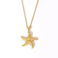 Vista detallada de un colgante de estrella de mar dorada con textura y cadena fina - Collar de Estrella de Mar Dorado (7-DQ-W--1900)