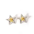Detalle de pendientes de estrella bicolor oro y plata con diseño de capas metálicas - Pendientes de Botón Estrella Bicolores (6-DQ-W--1900)