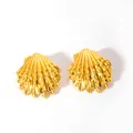 Detalle de pendientes de concha dorada con texturas radiantes pulidas y acabado fino - Pendientes de Botón Venera Dorados (8-DQW-1890)