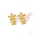 Detailaufnahme der doppelten goldenen Blumenohrringe mit hochglanzpoliertem Finish - Doppelblumen-Stil (YYE023697-G-9)