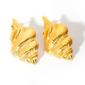 Vista detallada de los pendientes de caracola dorados pulidos con textura espiral - Pendientes de Botón Caracola Dorados (10-DQW-1890)