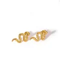 Detailansicht der polierten 18k vergoldeten Schlangen-Ohrstecker mit Butterfly-Verschluss - Polierter S-Schlangen-Stil (YYE023697-G-8)