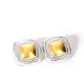 Primer plano de pendientes cuadrados bicolor oro y plata con capas metálicas geométricas - Pendientes de Botón Cuadrados Bicolores (3-DQW-1890)