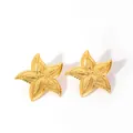 Vista macro de pendientes de estrella de mar dorados con textura radial en la superficie metal - Pendientes de Botón Estrella de Mar Dorados (7--DQW-1890)