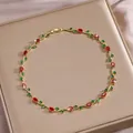 Elegante goldene Rebenhalskette mit roten ovalen Steinen und grünen Blattkristallen - Roter und grüner Edelstein-Rebenhalsketten-Stil (XL-3383)