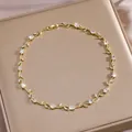 Detailansicht der goldenen Blätter-Halskette mit funkelnden Zirkonia-Steinen im Etui - Klarer Weißer Edelstein Goldene Halskette(XL-3382)