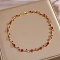 Detail der vergoldeten Reben-Halskette mit roten Zirkonia-Blättern und Karabiner - Roter Edelstein Goldene Halskette(XL-3389)