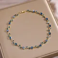 Details einer Blattranken-Halskette mit blauen Zirkonia auf goldenem Tablett - Dunkelblaue Edelstein Goldene Halskette(XL-3387)