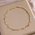 Detail der blattförmigen Halskette mit rosa und lila Zirkonia-Kristallen im Ovalschliff - Rosa und Lila Edelstein Goldene Halskette(XL-3386)