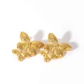 Detailansicht der 18k vergoldeten Doppel-Schmetterlingsohrringe mit gerippter Struktur - Doppel-Schmetterlings-Stil (YYE023697-G-20)