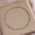 Detail von meerblauen Zirkonia-Blättern an einer goldfarbenen Rankenhalskette - Blauer Edelstein-Rebenhalsketten-Stil (XL--3384)
