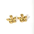 Detailaufnahme der 18k vergoldeten Ohrstecker in Blumenform mit polierter Oberfläche - Polierter Fünf-Blüten-Stil (YYE023697-G--22)