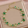 Makroaufnahme verschiedener grüner Kristallformen und Goldkette in einer Luxusbox - Mehrförmiger Edelstein-Stil (DQ-W-3290-2) / Grün