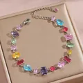 Makroaufnahme mehrfarbiger Zirkoniasteine in verschiedenen Schliffen an der Kette - Geometrischer Schliff Edelstein-Stil (DQ-W-3289--4) / bunt