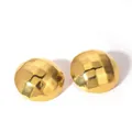 Detail von 18k vergoldeten Ohrsteckern mit gehämmerter Metalloberfläche im Design - Gehämmerter Halbkugel-Stil (YYE023697-G-34)