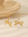 Detailaufnahme eleganter goldener Schleifen-Ohrhänger mit mattem Finish und feinen Haken - Mattgold Schleife Stil (IMG-0363)