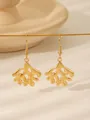 Nahaufnahme goldener unregelmäßiger hohler Hängeohrringe im Blattdesign mit Haken - Mattgold Unregelmäßiger Fächer Stil (IMG-0366)