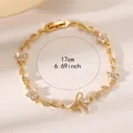 Detailansicht vergoldetes Blatt-Armband mit Zirkonia-Steinen und Schleifenverschluss - Klarer Edelstein Schleife Goldrebe Stil (DQ-W-2995) / 17cm