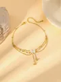 Détail de la chevillère dorée à plusieurs rangs avec papillon en nacre - Style pendentif perle artificielle papillon à trois couches