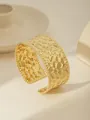 Dettaglio del bracciale rigido in acciaio placcato oro 18k con trama martellata e bordi perlati - Martellato Bordo con Perline Superficie Larga (Stile 2)