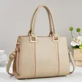 Elegante beige Damen-Einkaufstasche mit gewebten Seitenwänden und goldenen Details - Khaki