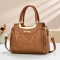Sac à main marron élégant avec détails dorés et panneau à texture verticale devant - Jaune Terre