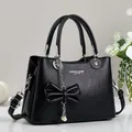 Bolso tote de cuero negro con lazo y colgante de cadena de perlas de moda - Negro