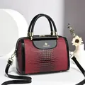 Elegante borsa a tracolla rossa e nera con trama a coccodrillo e dettagli dorati - Rosso Giuggiola