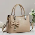 Große khakifarbene Handtasche aus Leder mit Lychee-Maserung und Schleifenanhänger für Damen - Khaki