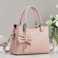 Rosa Damen Handtasche aus Leder mit Schleife und Perlenanhänger Design - Rosa