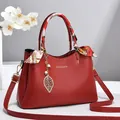 Elegante tiefrote Handtasche mit Litschi-Muster, Seidenschal und goldenem Blattanhänger - Rot