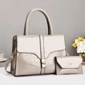 Khaki Handtaschen-Set mit Krokodilprägung aus Lackleder und goldenem Verschluss - Khaki